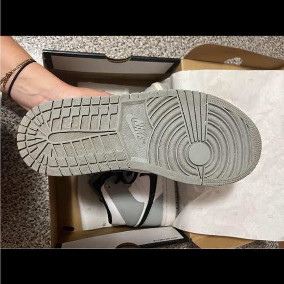 Jordan’s 1 mid light smoke grey - Picture 4 of 10